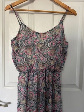 Callie Mac Sleeveless Paisley Maxi Dress in Gray & Pink